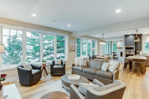 Lakemore Resort - New Luxury Navy Home w Infinity Hot Tub in Kingsley, USA