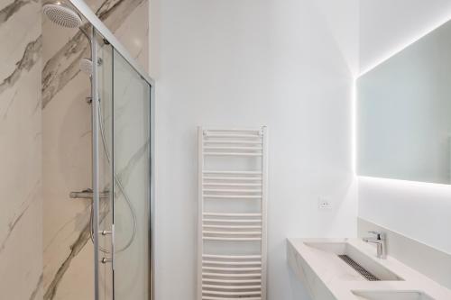Deluxe Apartment with Parking image 8