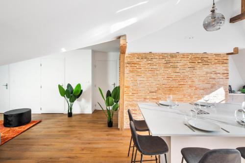 Two Bedroom Apartment With Parking image 7