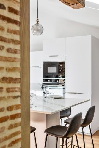 Two Bedroom Apartment With Parking image 1