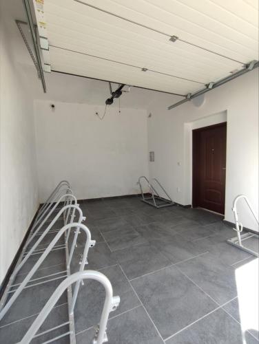 กีฬาและกิจกรรมสันทนาการ, Hotel 28 in ยาโรเมอร์