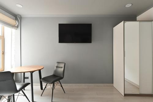 Loft design studio apartment & FREE parking Room Type - One-Bedroom Apartment