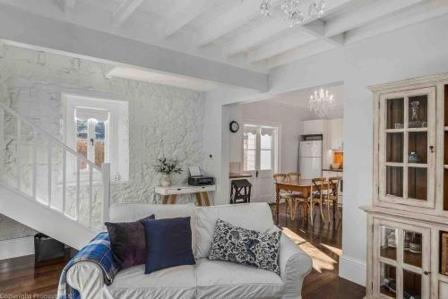 Warm, Inviting & Luxurious The Barn, Sandy Bay (photo 2)
