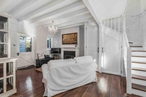 Warm, Inviting & Luxurious The Barn, Sandy Bay (photo 5)