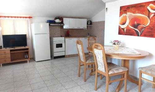 One-Bedroom Apartment image 9