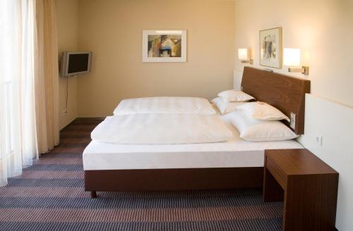 1 queen bed, 1 sofa bed