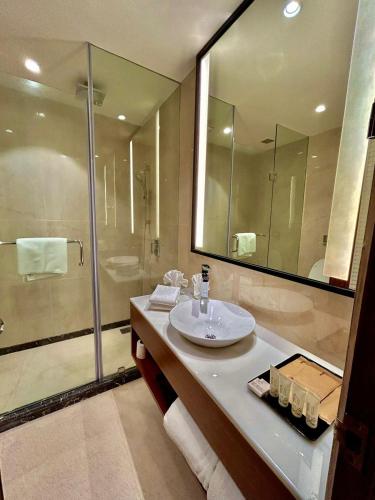 Deluxe King Room image 10
