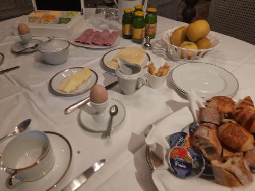 chambre d'hôtes dans un moulin du 16ème (chambre d'hotes dans un moulin du 16eme) in Saint-Paterne-Racan
