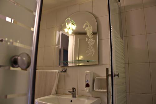 Bathroom, Alpine hotel in Aley