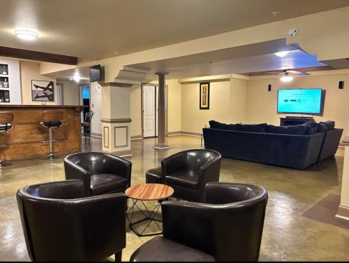 Luxury BnB Guest suite with movie theater, Lounge and Gameroom