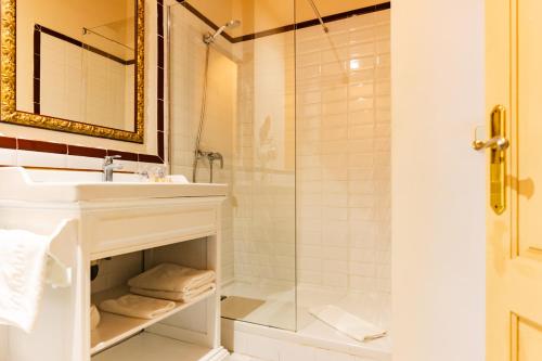 Double or Twin Room image 3