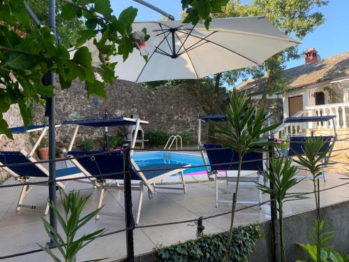 Dārzs, Amazing,full privacy holiday home with swimming pool l & hot tub in Praputnjak