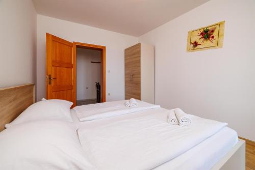 Two-Bedroom Apartment with Sea View image 10