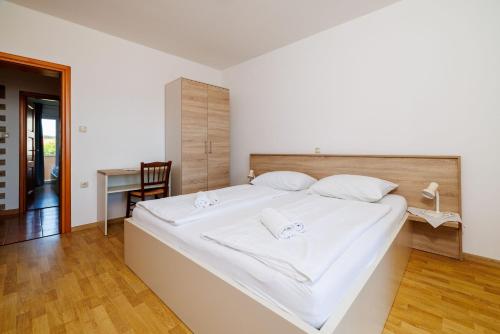Two-Bedroom Apartment with Terrace image 10