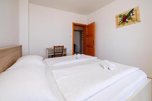 Two-Bedroom Apartment with Sea View image 5