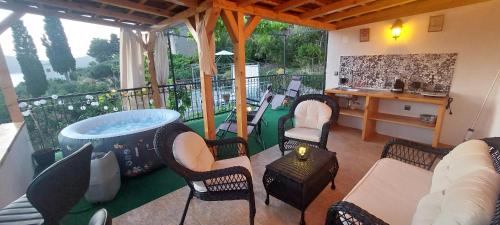 Panoramic view with jacuzzi, Vis (photo 2)
