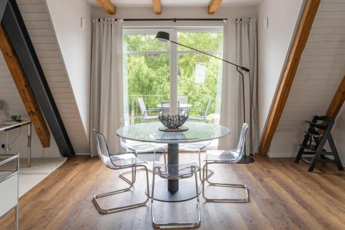 Traumhafte Ferienwohnung am Park, großer Balkon, voll ausgestattete Küche, Schreibtisch, WiFi, Smart TV, Carport, Wallbox, Fahrräder in Scheeßel, Deutschland