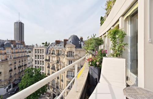 GuestReady - Stunning 3 Bed Apt w/Balcony near Champs Elysées - image 8
