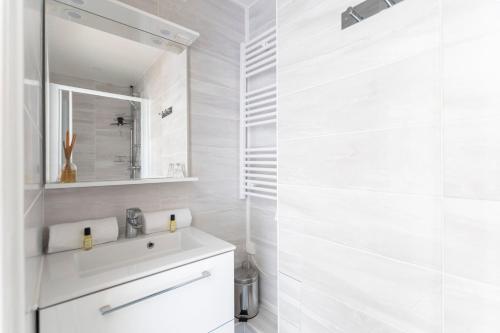 GuestReady - Stunning 3 Bed Apt w/Balcony near Champs Elysées - image 3