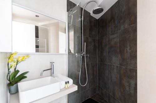 GuestReady - Stunning 3 Bed Apt w/Balcony near Champs Elysées - main image