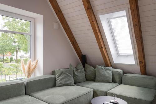Traumhafte Ferienwohnung am Park, großer Balkon, voll ausgestattete Küche, Schreibtisch, WiFi, Smart TV, Carport, Wallbox, Fahrräder in Scheeßel, Deutschland