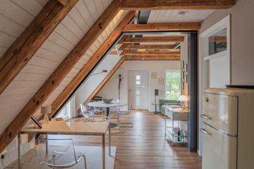 Traumhafte Ferienwohnung am Park, großer Balkon, voll ausgestattete Küche, Schreibtisch, WiFi, Smart TV, Carport, Wallbox, Fahrräder in Scheeßel, Deutschland