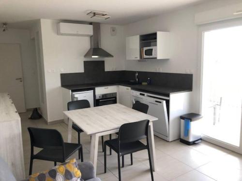 AGENCE JF IMMO - Apt 4 pers climatisation piscine et parking 300 m plages V0775 in Vias