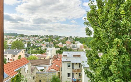 Rustic Bohemian Duplex in Meudon in มูดง