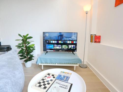 Central Trafford Duplex With Shop at Base - Pass the Keys, Mánchester