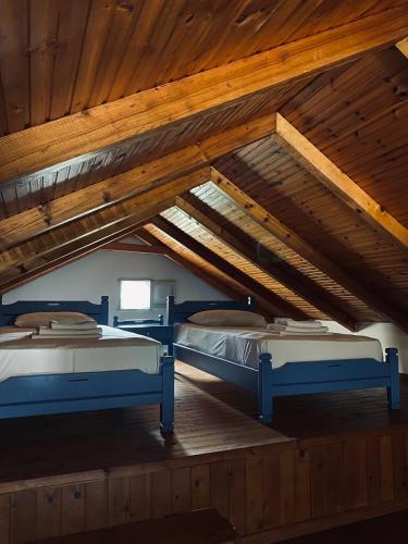 2 bedrooms, 4 beds