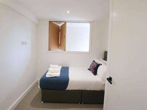 Central Trafford Duplex With Shop at Base - Pass the Keys - Tap to explore photos
