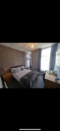 Large Double Room image 8