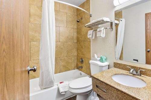 Econo Lodge Akron - image 13