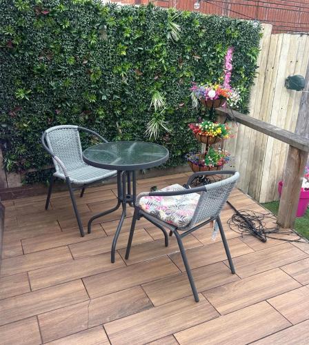 Kert, Modern well kept home- Entire House in Pontypridd