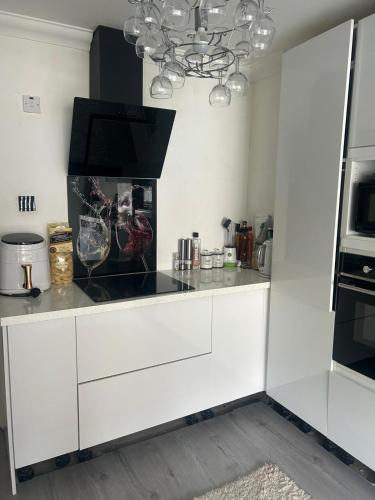 Konyha, Modern well kept home- Entire House in Pontypridd
