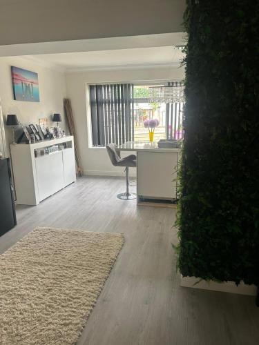 Konyha, Modern well kept home- Entire House in Pontypridd