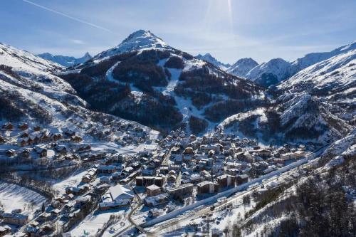 House with 2 bedrooms in Valloire with wonderful mountain view furnished garden and WiFi 1 km from the slopes - image 12