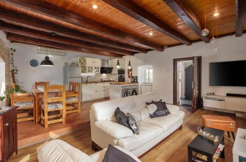 Amazing,full privacy holiday home with swimming pool l & hot tub in Praputnjak
