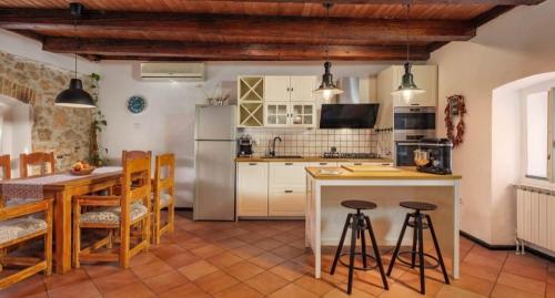 Amazing,full privacy holiday home with swimming pool l & hot tub in Praputnjak