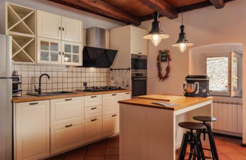 Amazing,full privacy holiday home with swimming pool l & hot tub in Praputnjak