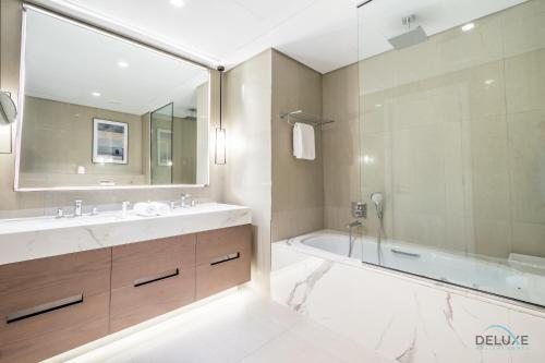 Seafront 4BR Apartment with Assistant Room in The Address Fujairah Residences Block B, Fujairah by Deluxe Holiday Homes photo 2
