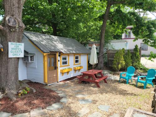 Weirs Beach Motel & Cottages - image 4