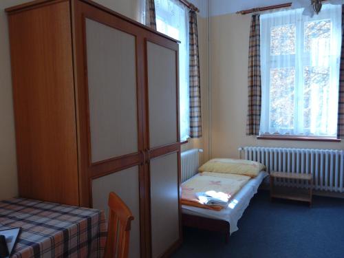4 twin beds
