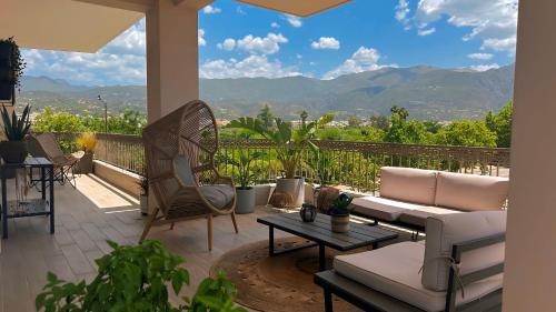 ระเบียง/ชานเรือน, Emalyn in แคลามาทา