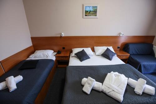 1 queen bed, 1 twin bed