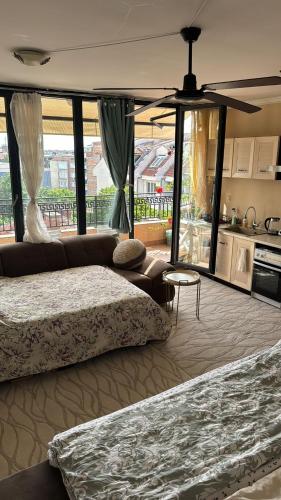 . Kazanlak DOWNTOWN Central Apartment Private Guesthouse with Full Kitchen, Panoramic Views, Self Check-in & Free Parking, English, Bulgarian, All Lanaguages OK!