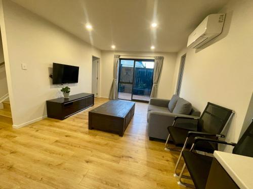 Free carpark, 4-bedroom house, Auckland (photo 6)