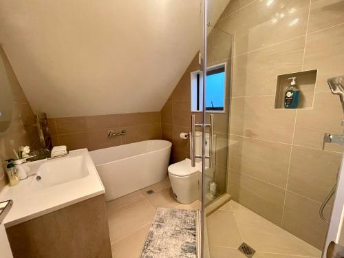 Free carpark, 4-bedroom house, Auckland (photo 8)