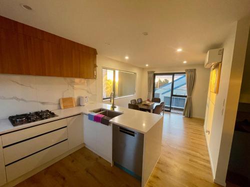 Free carpark, 4-bedroom house, Auckland (photo 9)