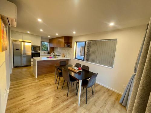 Free carpark, 4-bedroom house, Auckland (photo 10)